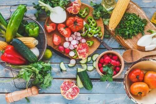 Яжте свежи плодове и зеленчуци през лятото, за да бъдете във форма.