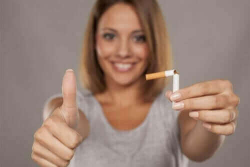 Никотиновата дъвка: жена, държи цигара, скъсана на две