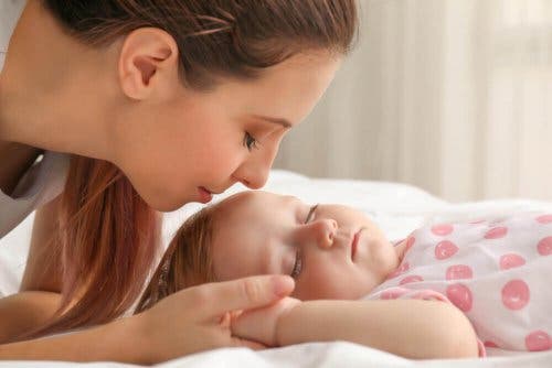 Деформационна плагиоцефалия: жена и бебе