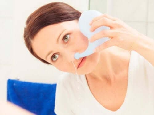 Промивка на носа при бебетата: жена си промива носа
