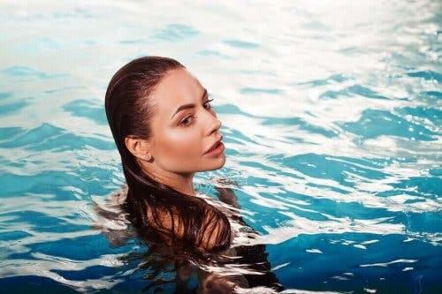 Снимка на жена в басейн