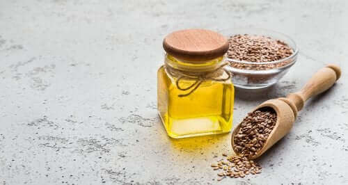 Свързаните линоленови киселини: бурканче с олио и кафени зърна около бурканчето