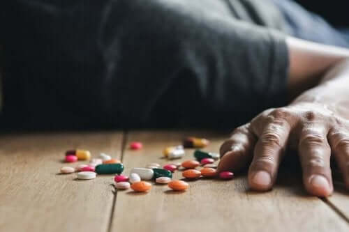 Натравяне с лекарства: човек лежи до лекарства на пода