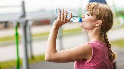 Жена пие вода от шише