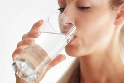 Пиенето на вода е важно за грижата за кожата.
