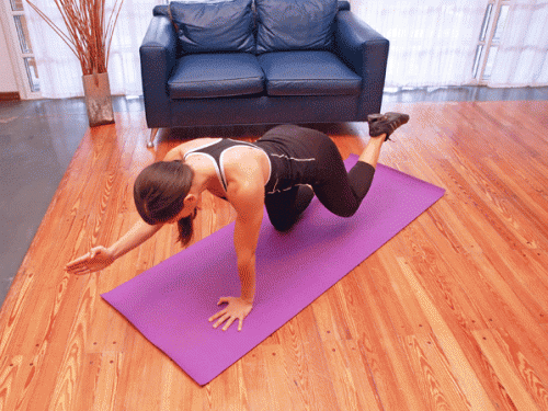 Млада жена прави упражнението ''птица''