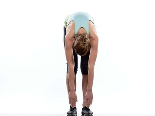 Разтягане на гърба: Една млада жена прави упражнения
