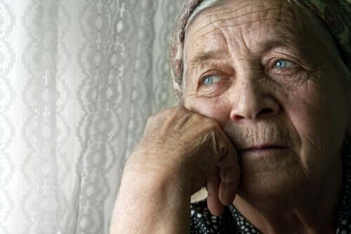 Самотата при по-възрастните хора: снимка на самотна жена