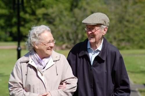 Усмихнати възрастни мъж и жена