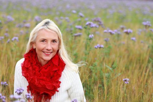 Кожата по време на менопаузата: усмихната жена в полето