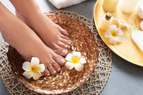За омекотяване на краката: стъпала, накиснати във вана с масла 