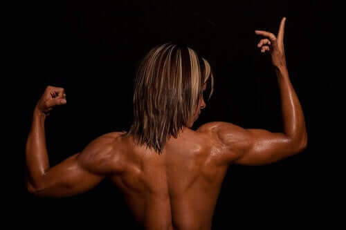 Жена с развити мускули на гърба