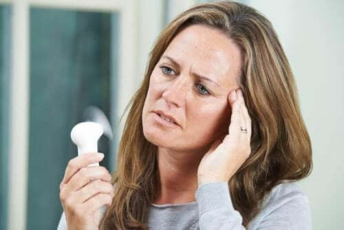 Болка в яйчниците: снимка на жена в менопауза