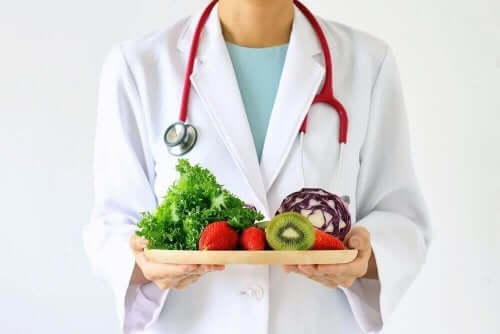 Лекар държи на един поднос здравословна храна