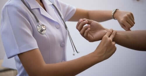 Вашият пулс: медицинска сестра измерва пулса на пациент 