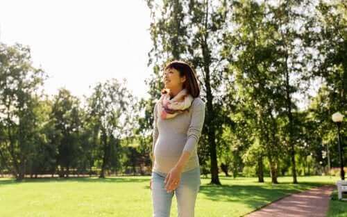 Бременна жена на разходка