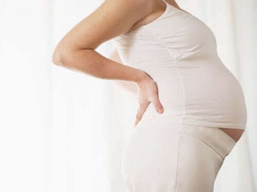 Коремна лента: снимка на бременна жена