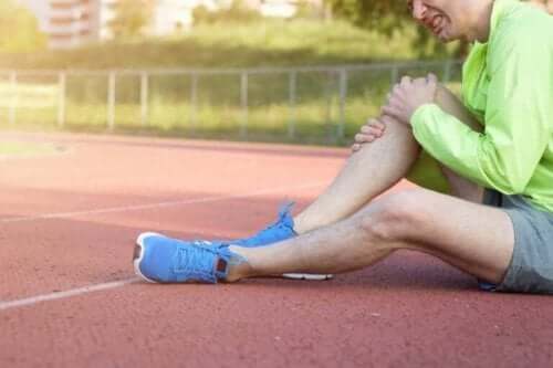Дислокацията на коляното: човек с болка в коляното