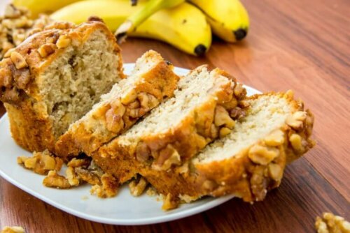 Вкусен бананов хляб: няколко парчета в чиния