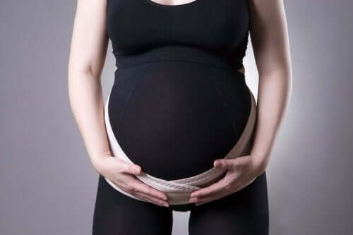 Предимствата от използването на коремна лента по време на бременност