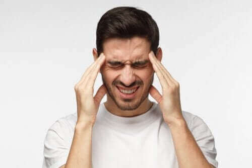 Загубата на съзнание: мъж с главоболие