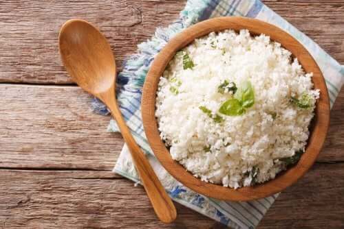 Макарони и ориз през нощта: ориз в чиния