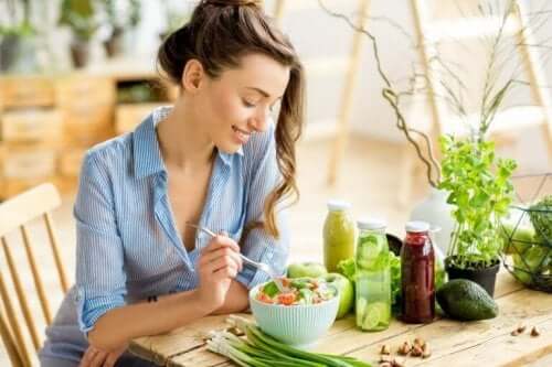 Жена яде здравословна храна