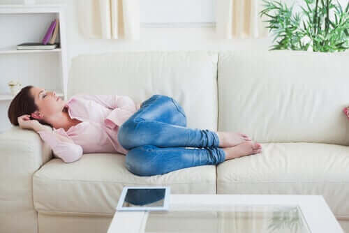Млада жена дреме на дивана