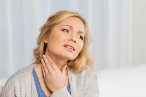 Жена с възпалена щитовидна жлеза