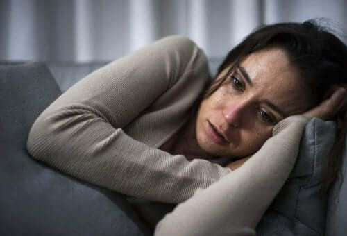 Депресирана жена, лежи в легло