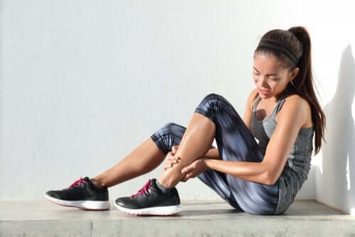 Забавената мускулна болезненост: млада жена с болка в крака
