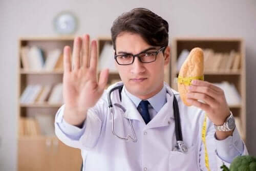 Лекар диетолог държи хляб