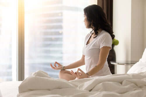 Създаването на навик: една жена медитира