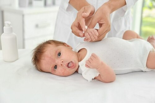 Грижата за кожата на новородените е много важна.