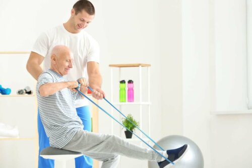 Упражнения за укрепване на гърба с ластична лента