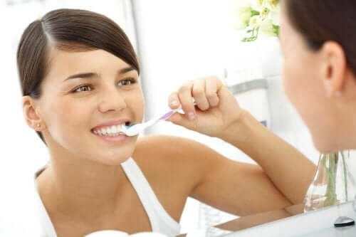 Жена мие зъбите си