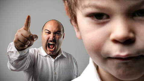 Гневен мъж вика на дете