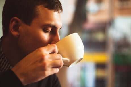 За пиенето на кафе: мъж пие кафе