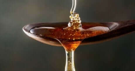 Домашни лечения с мед: мед в чаша