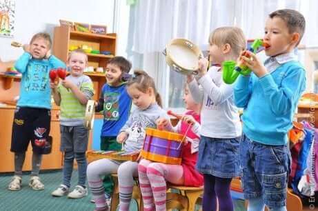 Група от деца свирят на различни инструменти