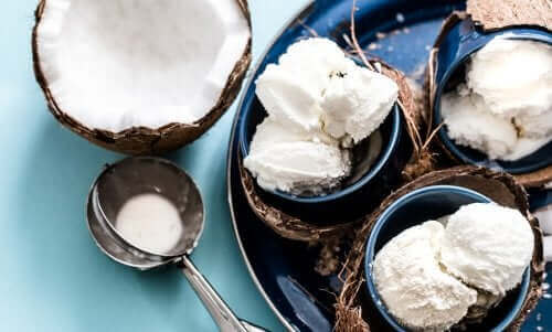 Как да приготвите обезмаслен кокосов сладолед