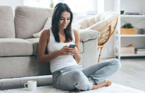 Синдромът на телефонната шия: жена с телефон