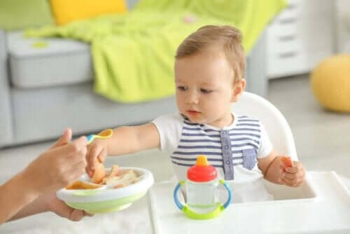 Захранването с твърда храна на бебето е важен етап в живота му.