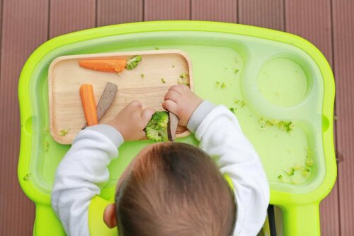 Въвеждането на твърда храна при бебетата изисква търпение.