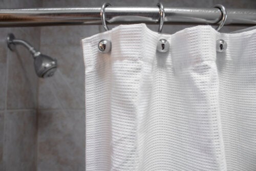 5 съвета за почистване на завесите за баня и отстраняване на мухъла