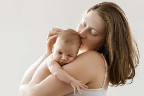 Контактът кожа до кожа е много важен в първите часове след раждането.