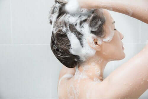 Изборът на подходящи продукти е важен за правилното измиване на мазната коса.