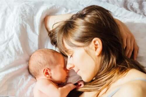 Контактът кожа до кожа спомага връзката майка-бебе.