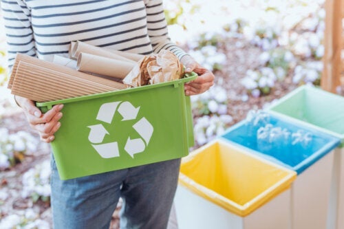 Как да си направим рециклирана хартия у дома и три идеи за използването й