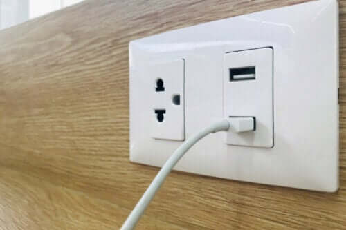 Как да инсталирате електрически контакти с USB портове